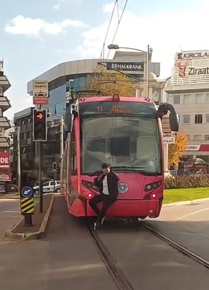 Bursa’da Tramvay Arkasında Tehlikeli Yolculuk - Bursa Haberleri