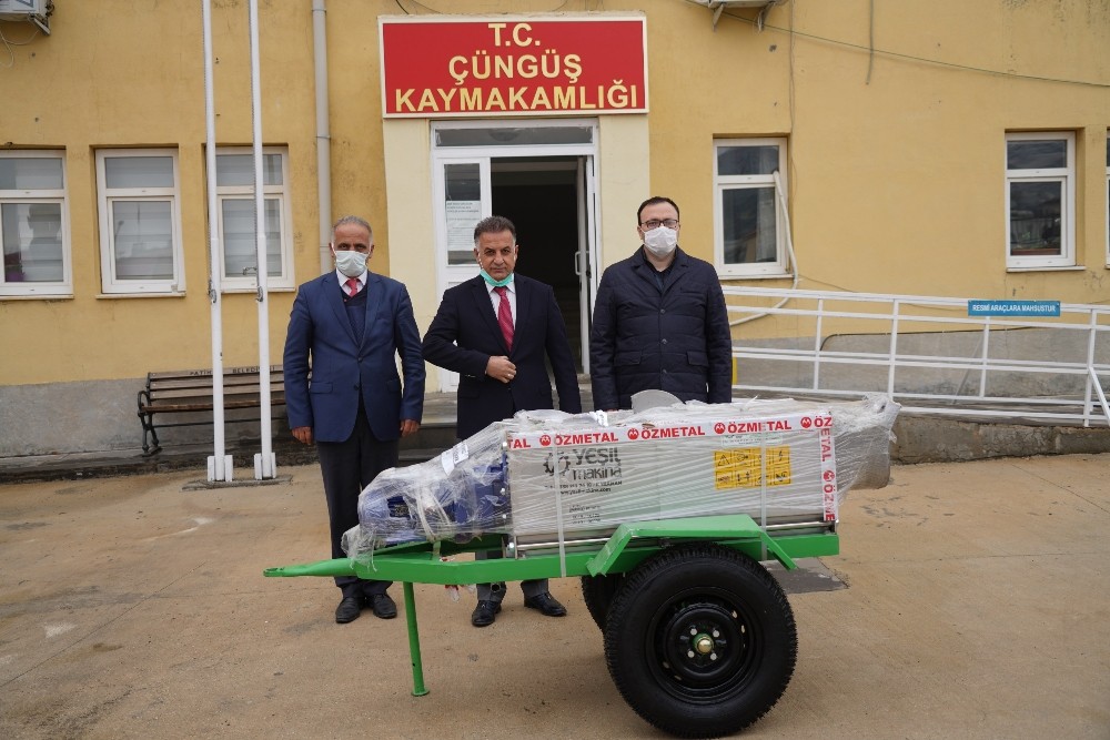 Diyarbakır Büyükşehir Belediyesinden Çüngüş’e üzüm sıkma makinesi hibesi
