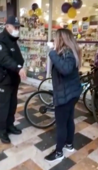 Maskesiz gezen kadından polise, “Artistliğiniz kime” tepkisi