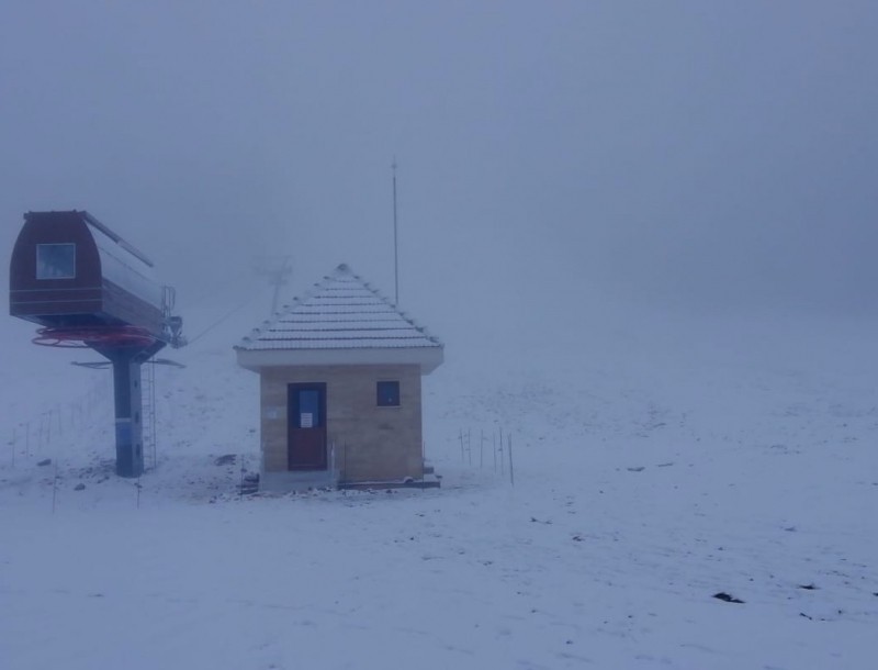 Murat Dağı Termal Kayak Merkezi’ne mevsimin ilk karı düştü