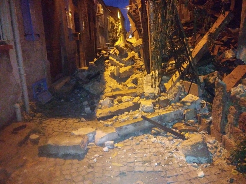 Ayvalık’ta sağanak yağışta tarihi bir ev yıkıldı, iki binanın çatısı