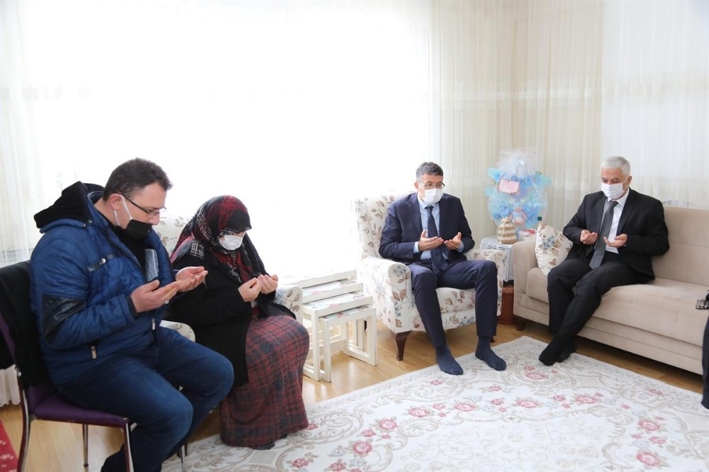 Vali Çelik’ten, şehit asker Osman Güler’in ailesine taziye ziyareti