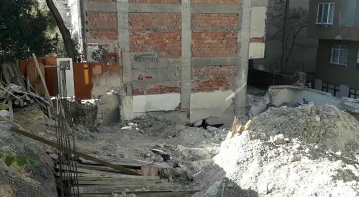 Bahçelievler’de inşaat çalışması sırasında temeli zarar gören 5 katlı bina boşaltıldı
