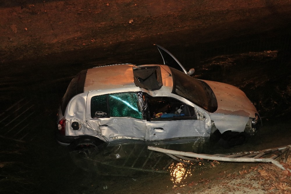 Adana’da otomobil sulama kanalına düştü: 2 yaralı