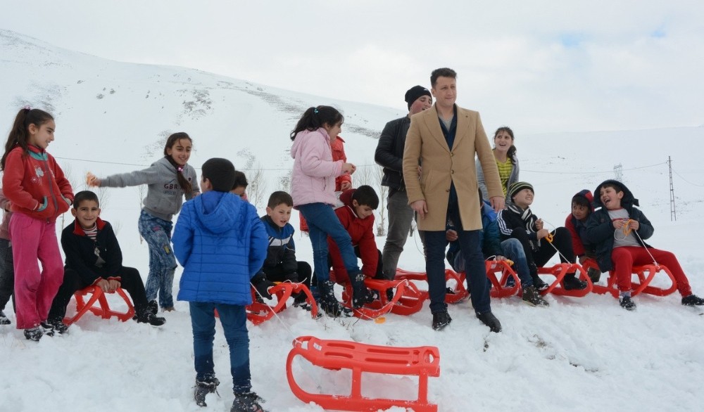 Dusunce Akademisinden Bitlis Teki Cocuklara Kizak Bitlis Haberleri
