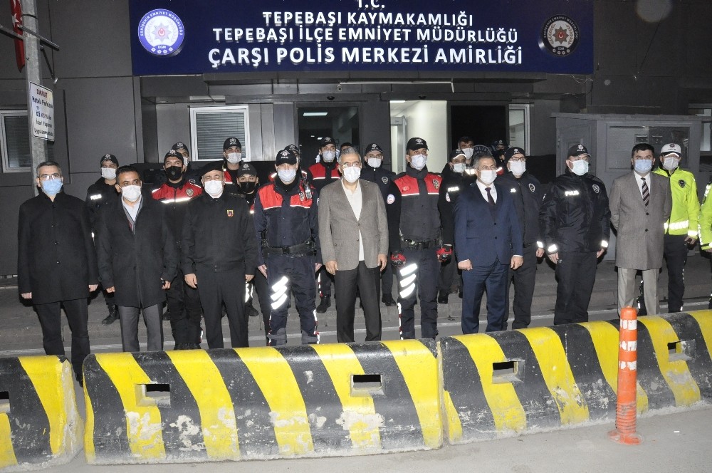Vali Ayyıldız, yeni yılda karakolda görevli polisleri ziyaret etti