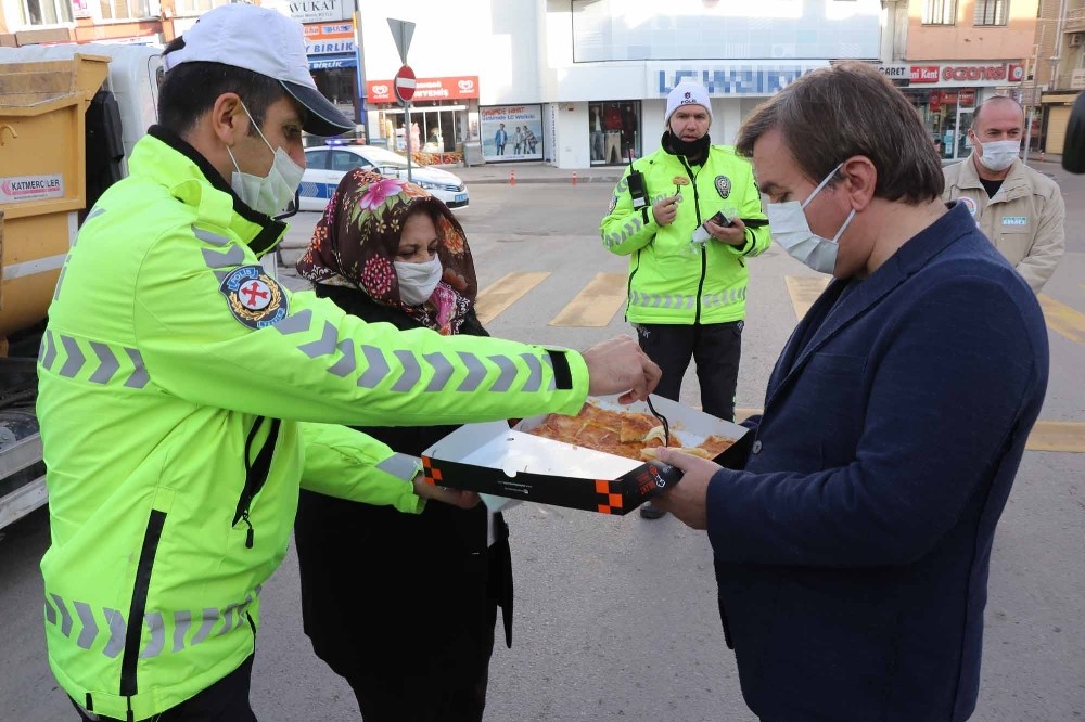 Vali Aydoğdu’dan polislere börek ikramı Aksaray Haberleri