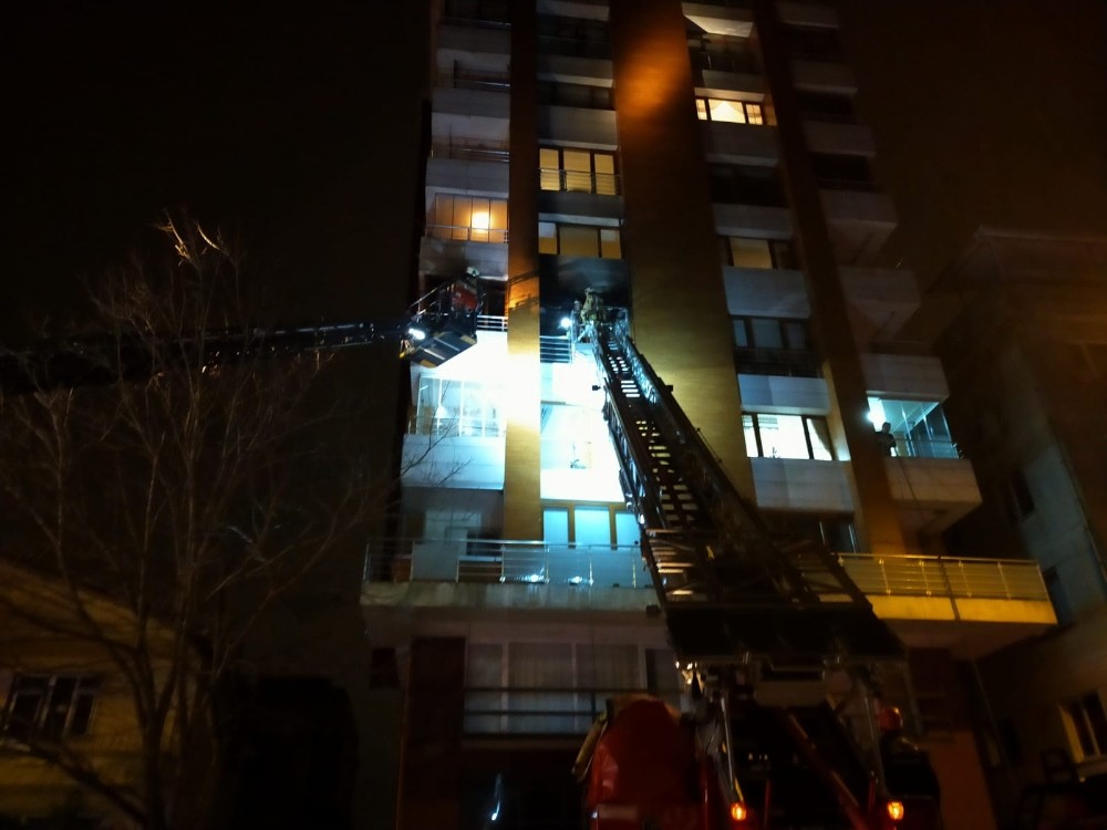 Beykoz’da 4 katlı binada korkutan yangın