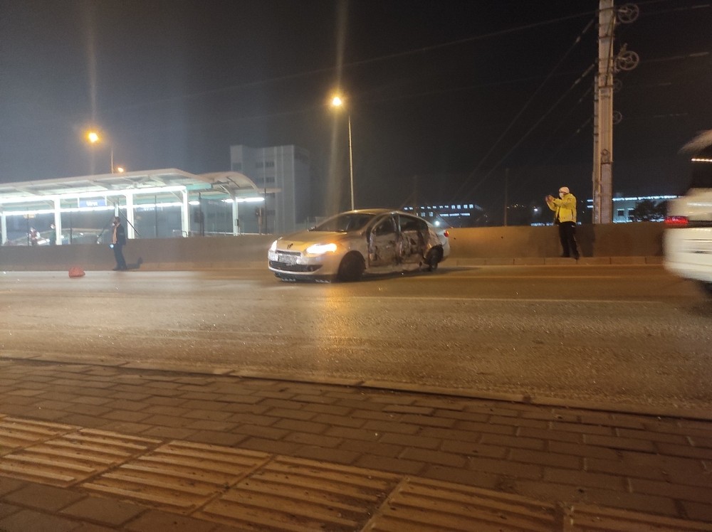 Bursa’da makas atan otomobil metro istasyonuna çarptı