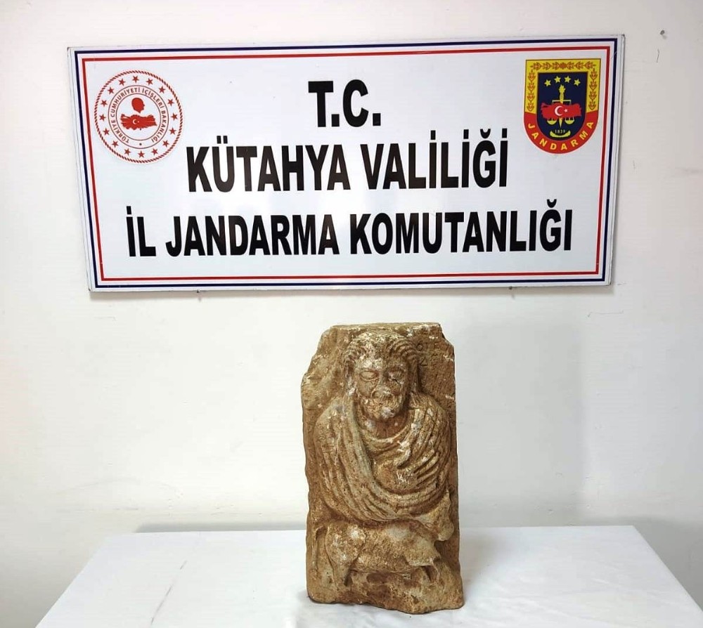 Kütahya’da Roma dönemine ait insan figürlü heykel ele geçirildi