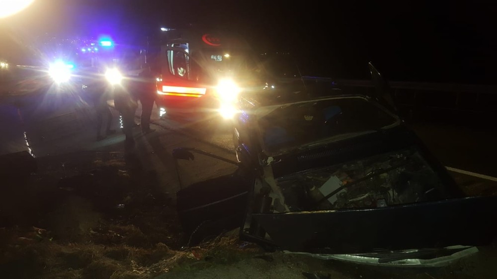 Tosya’da otomobil menfeze çarptı: 3 yaralı
