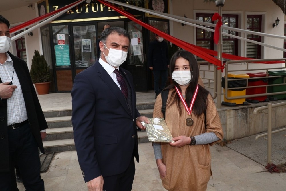 Öğrenciler, pandemi de kitap okuyarak kazanıyor