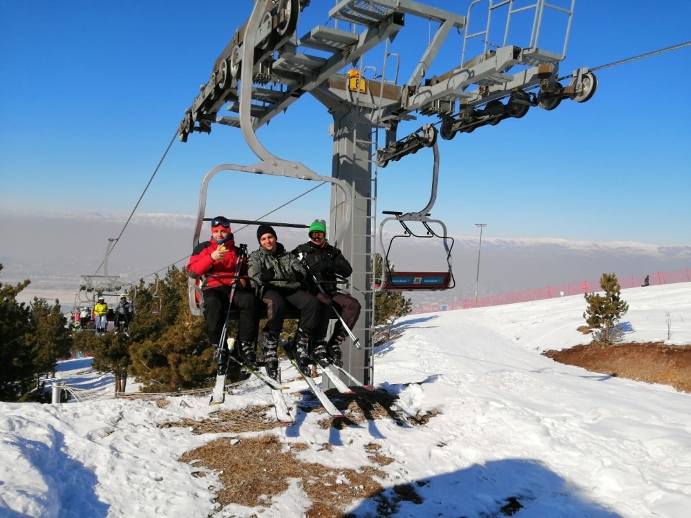 Yaşadıkları ilde kar olmadığı için Erzurum'a kayak yapmaya ...