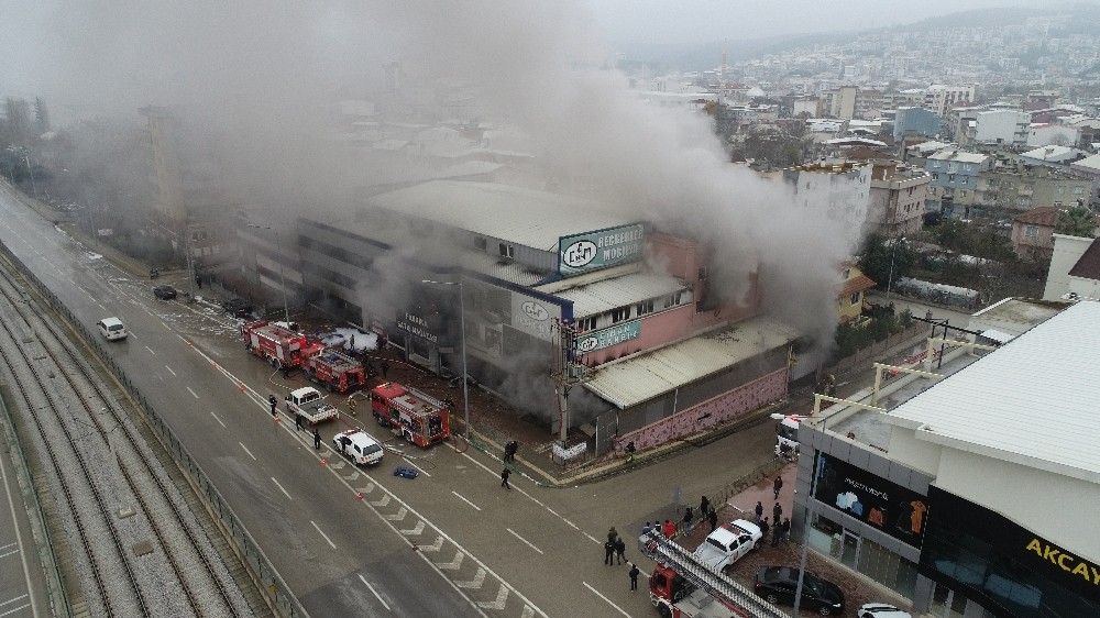 Bursa’da mobilya fabrikasındaki yangın drone ile görüntülendi