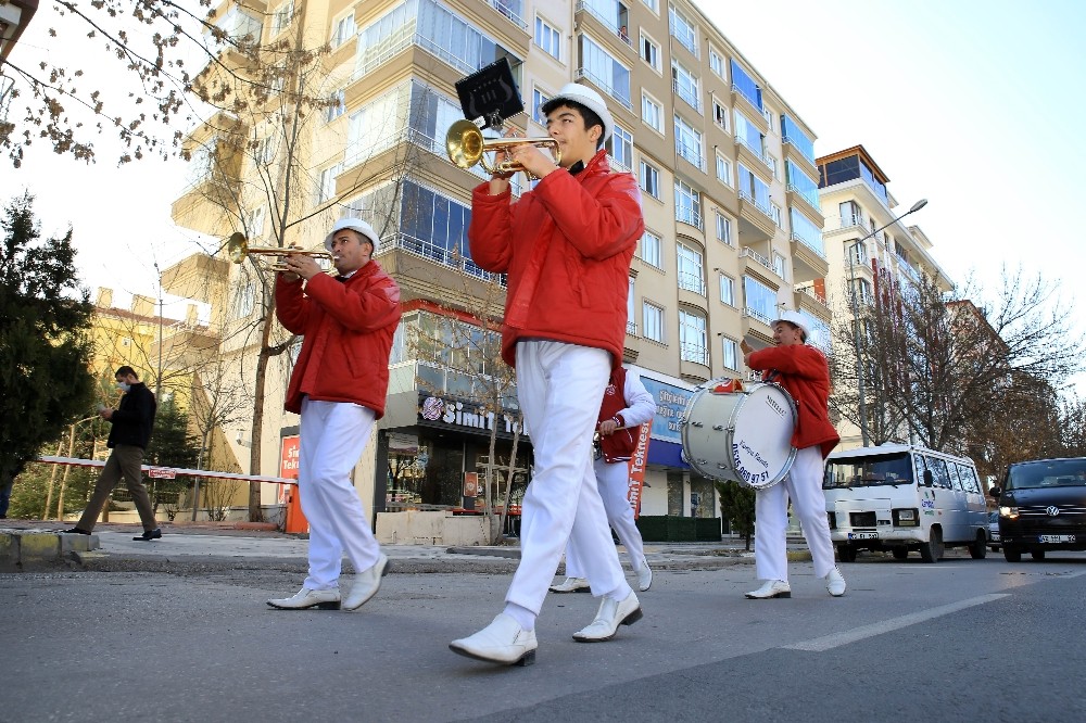 Sokağa çıkma kısıtlamasında Aksaray’da bando konseri