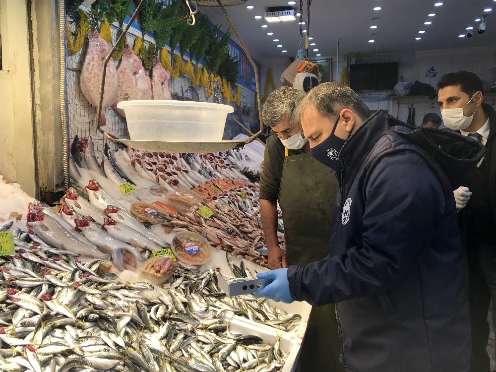 İstanbul’da balık tezgahlarında hamsi boylarına denetim