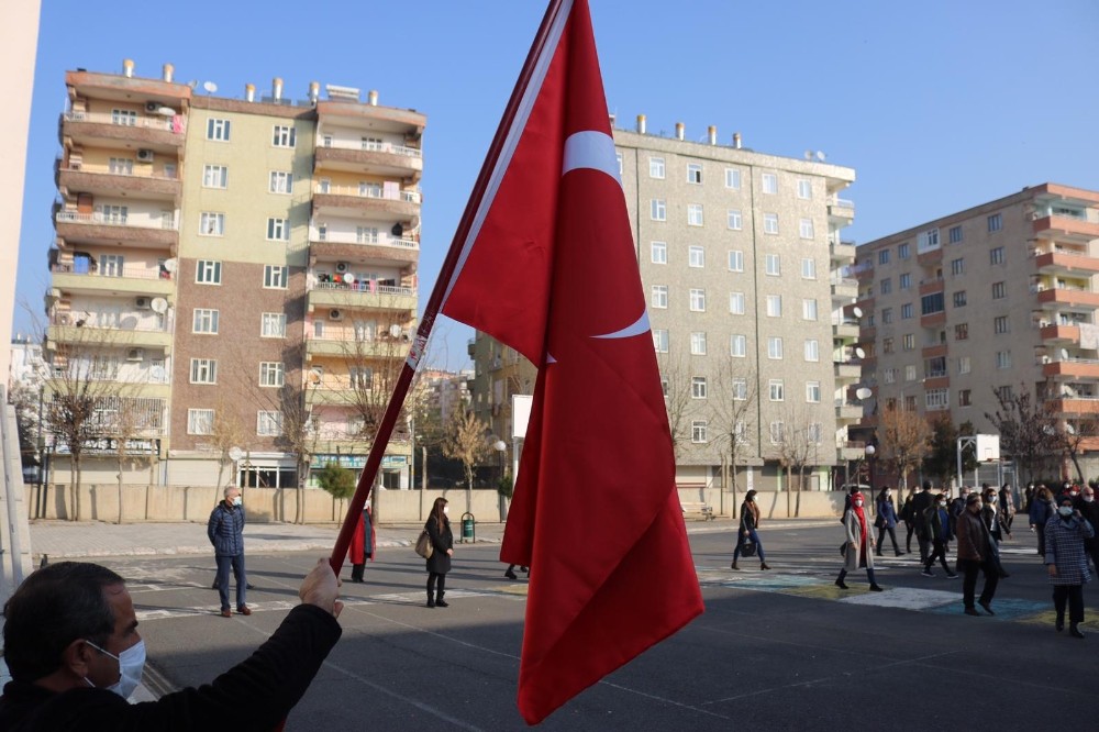 Diyarbakır’da bayrak töreni eşliğinde İstiklal Marşı okundu