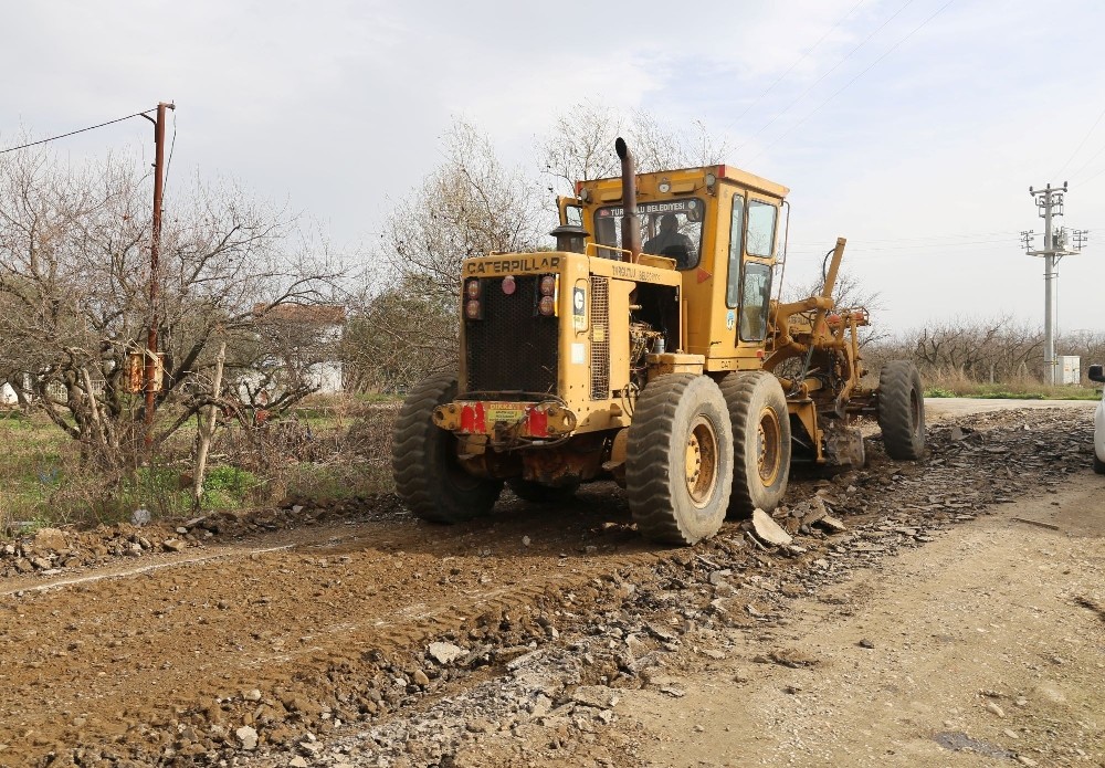Turgutlu Belediyesi arazi yollarında asfalt hazırlık çalışmasına başladı