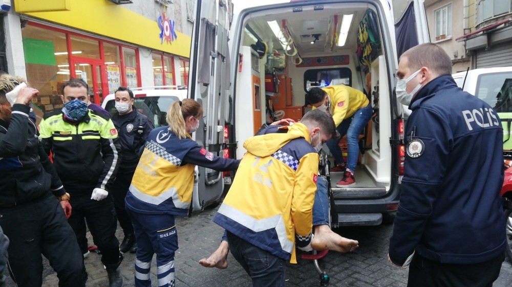 Beyoğlu’nda sokak ortasında bıçaklı kavga: 2 yaralı