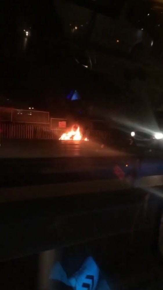 Şehrin en işlek caddesinde motorunu ateşe verip gitti