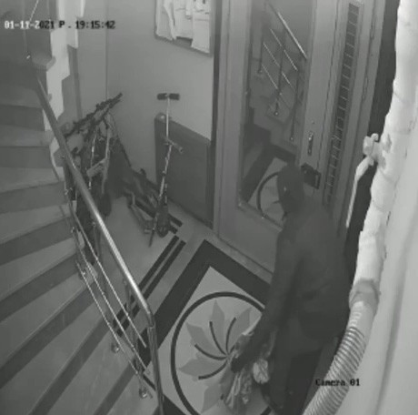 Özel Üsküdar’da eve giren hırsızın televizyon çaldığı anlar kamerada