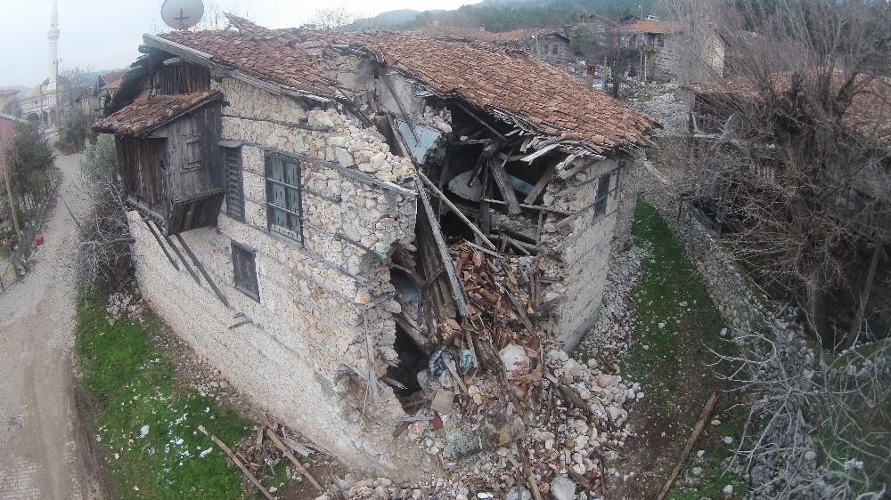 Özel Koruma altındaki tarihi düğmeli evler tek tek yok oluyor