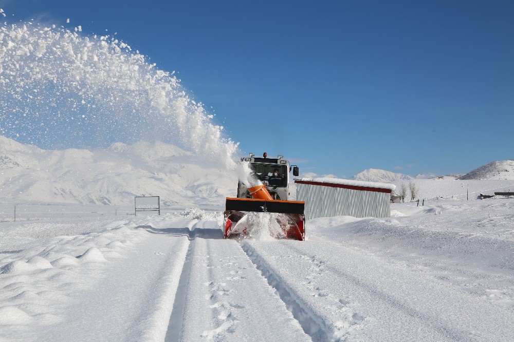 Tunceli’de karla kaplanan köy yolları için ekipler görevde