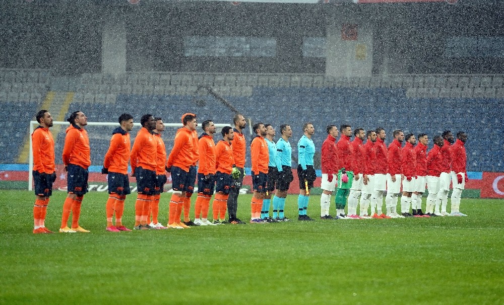 Süper Lig: Medipol Başakşehir: 0 - DG Sivasspor: 0 Maç devam ediyor