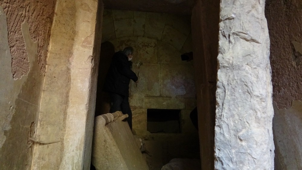 Özel 2500 yıllık mezar oda gizemini koruyor