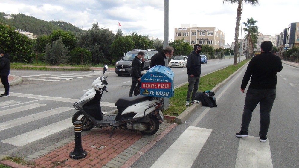 Pizza paket servis motosikletleri boş caddede çarpıştı: 2 yaralı