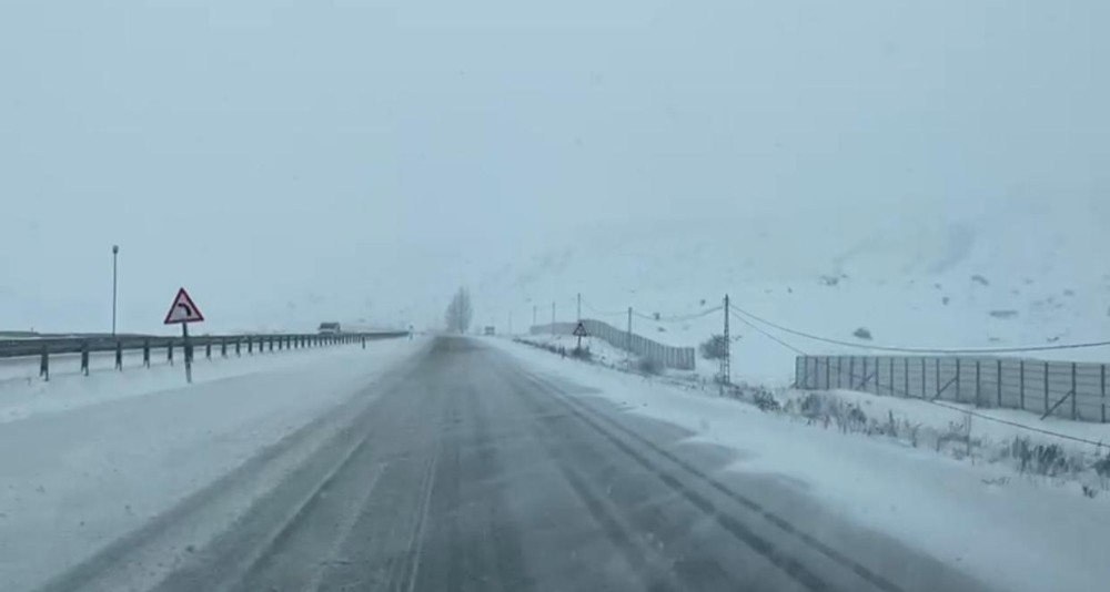 Erzurum - Horasan karayolunda kar ve tipi nedeniyle ulaşım güçlükle  sağlanıyor - Erzurum Haberleri