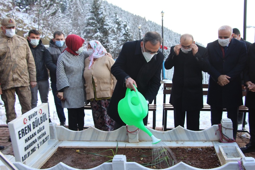 Bakan Kasapoğlu'ndan Eren Bülbül'ün mezarına ziyaret - Trabzon Haberleri