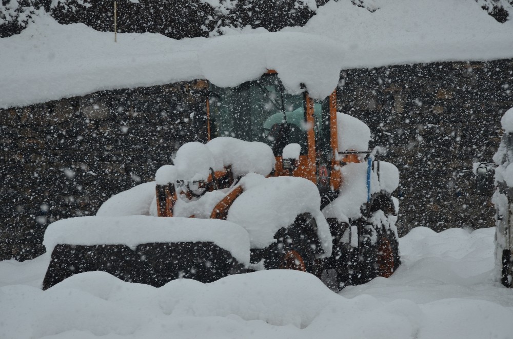 Şırnak-Hakkari yolunda karla mücadele sürüyor