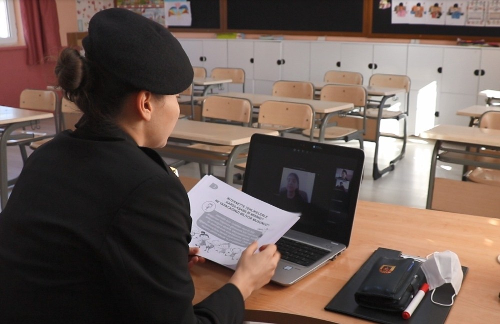Jandarma EBA üzerinden öğrencilere ‘Korona virüs sürecinde güvenli internet kullanımı’ eğitimi verdi