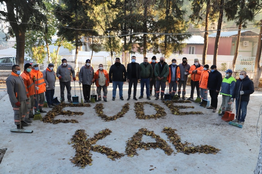Manisa’da temizlik işçilerinden ’Evde kal’ mesajı Manisa Haberleri