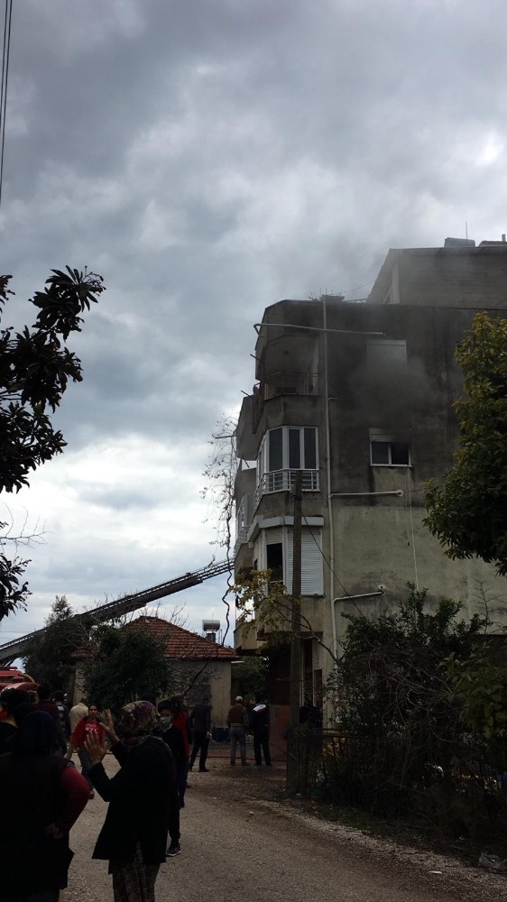Antalya’da korkutan ev yangını