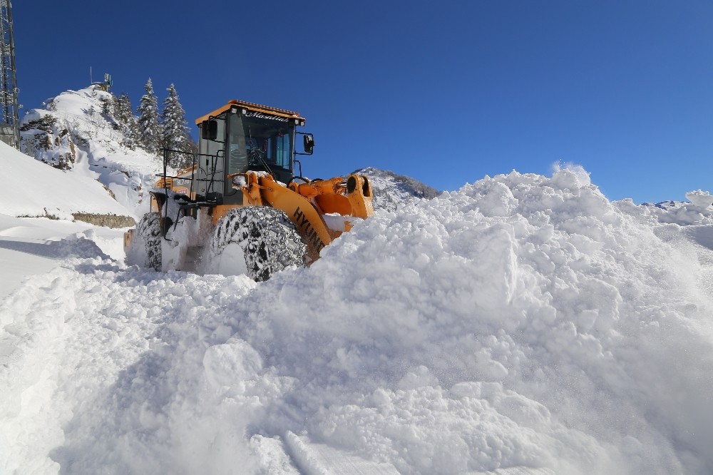 Kar kalınlığı 2 metreyi bulan Macahel bölgesinin yolu açıldı
