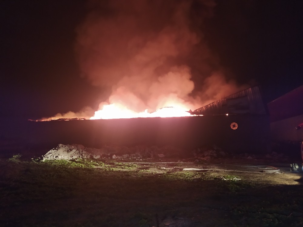 Adana’nın Seyhan İlçesi Akkapı mahallesinde bulunan bir mobilya atölyesinde yangın çıktı. Alevler tüm atölyeyi sararken üst katında bulunan iki eve de sıçradı. İtfaiye ekiplerinin müdahalesi devam ediyor.