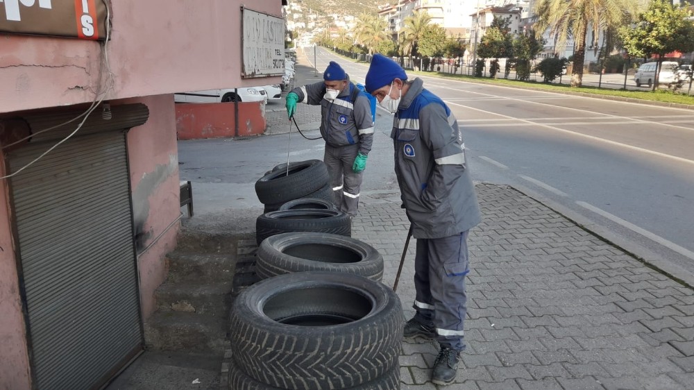 Sinekle mücadelede 40 tır dolusu atık lastik toplandı