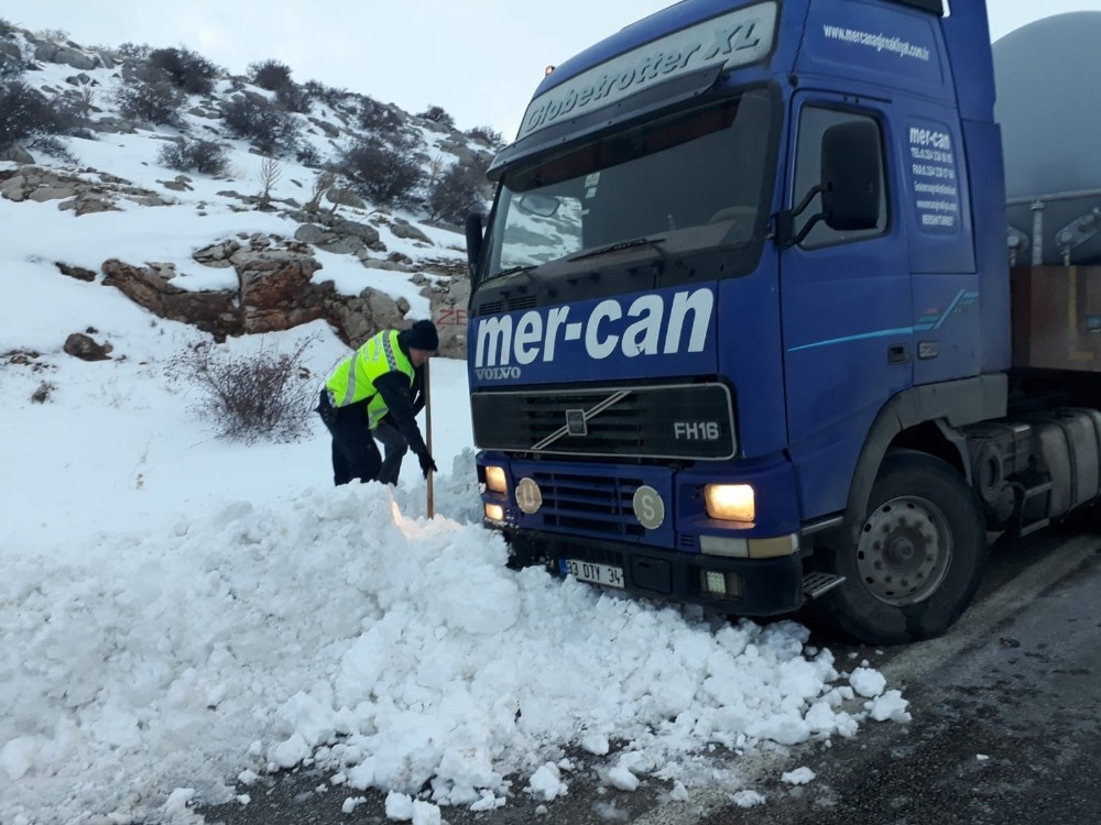 Kara saplanan tırı jandarma kurtardı