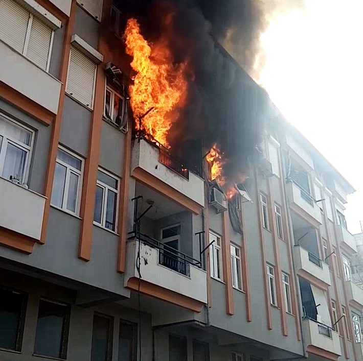 Son katta başlayıp 2 daireyi kül etti, vatandaşlar canlı yayın yarışına girdi