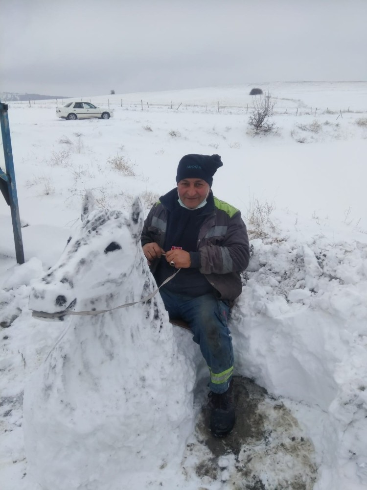 Sanatçılara taş çıkardı, kardan at büstü yaptı