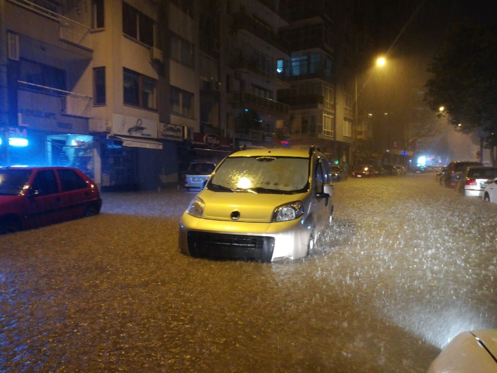 Izmir I Sel Vurdu Dereler Tasti Araclar Sular Altinda Kaldi Izmir Haberleri