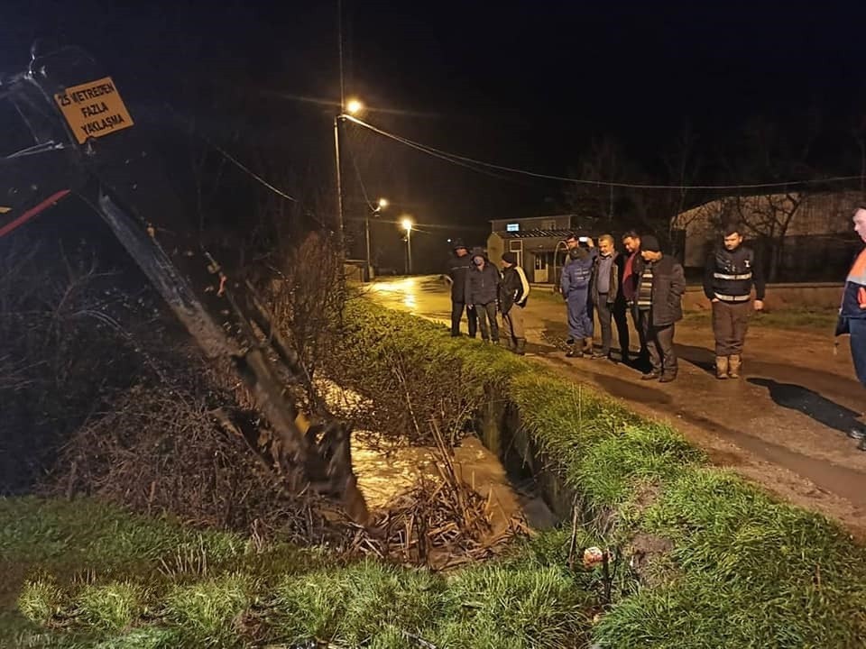 Tekirdağ’da şiddetli sağanak sonrası yol çöktü, sokaklar göle döndü