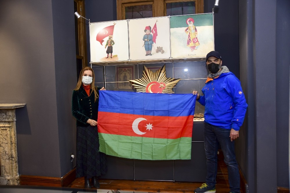 20 yıllık yoldaşı Azerbaycan bayrağını DEÜ’ye armağan etti