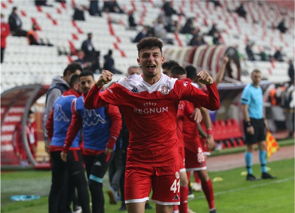 Antalyasporlu Gökdeniz Bayrakdar’tan Beşiktaş’a 2 gol