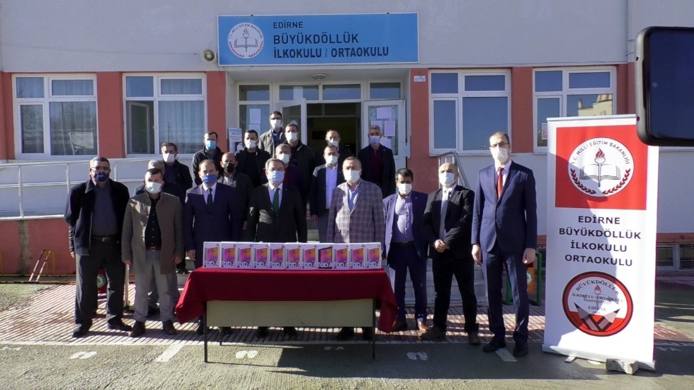 Edirneli süt üreticilerinden köy okulundaki öğrencilere tablet bağışı