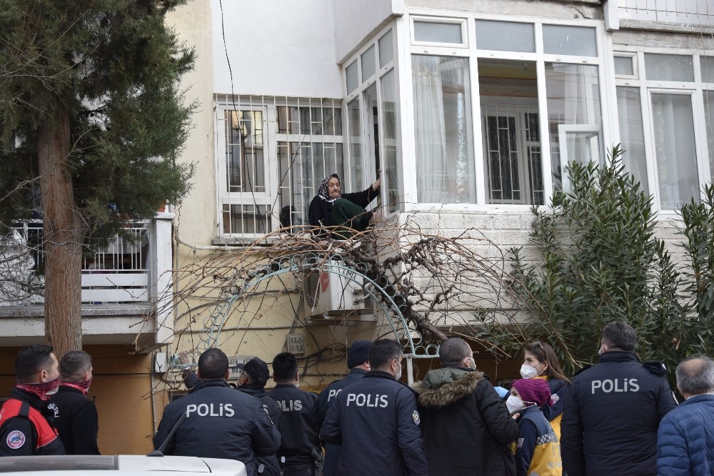 Evin penceresinden klima motorunun üzerine çıkan yaşlı kadın polisi alarma geçirdi