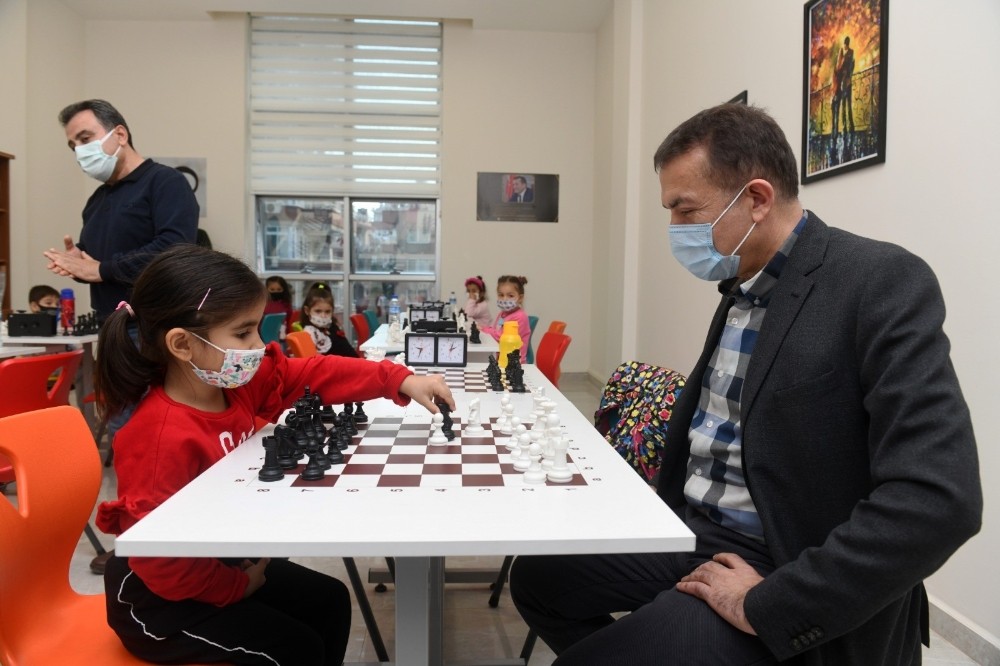 Yenişehir Belediyesi Akademide çocuklar için satranç eğitimi başladı