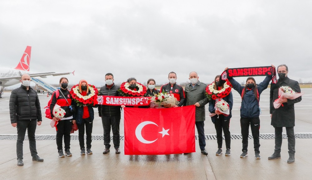 Olimpiyat ve paralimpik kotası kazanan sporcular çiçeklerle karşılandı